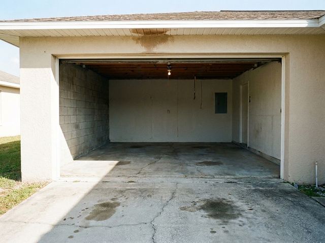 El mismo garaje completamente vac&iacute;o, con el piso de concreto barrido