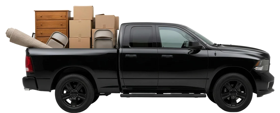 La camioneta Ram negra de Eddy cargada con una c&oacute;moda, cajas, sillas y una alfombra enrollada de una limpieza