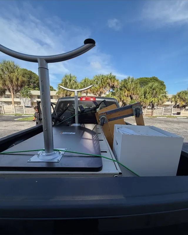 Una mesa y un gabinete cargados en la caja de la camioneta