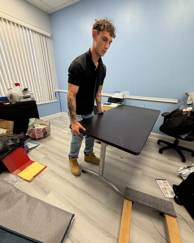 Sacando un escritorio de una oficina durante un vaciado comercial